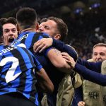 Denzel Dumfreis ikut merayakan gol Inter Milan