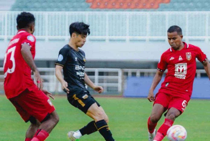 Dewa United saat menjamu Malut United di pekan ke-30