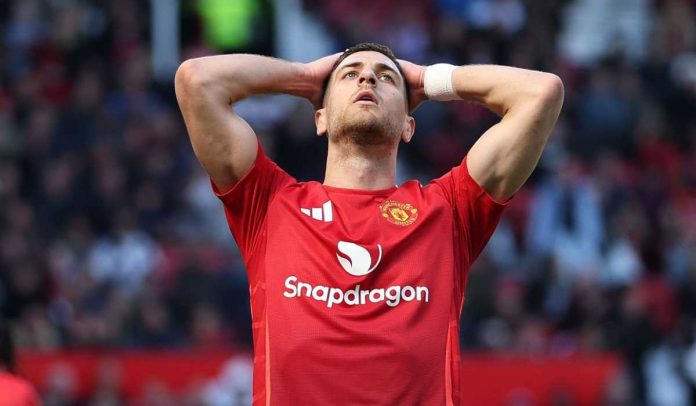 Diogo Dalot kecewa usai melewatkan peluang melawan Wolves