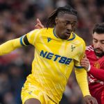 Eberechi Eze mencoba melewati Bruno Fernandes