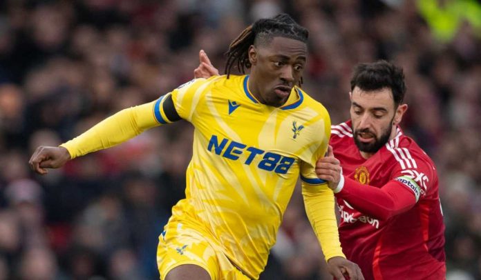 Eberechi Eze mencoba melewati Bruno Fernandes
