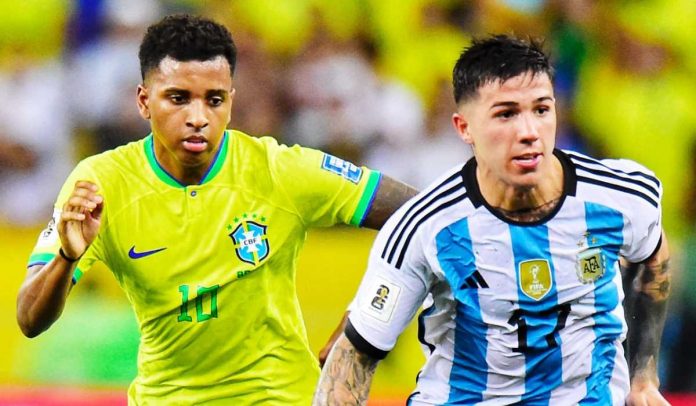 Enzo Fernandez menghindari kejaran Rodrygo di laga Argentina vs Brasil