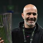 Enzo Maresca mengangkat trofi Piala Konferensi Eropa