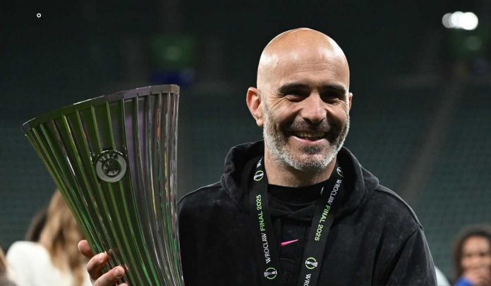 Enzo Maresca mengangkat trofi Piala Konferensi Eropa