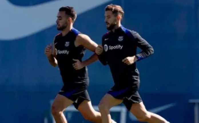 Eric Garcia dan Inigo Martinez dalam sebuah sesi latihan di Barcelona