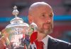 Erik ten Hag dengan trofi Piala FA