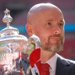 Erik ten Hag dengan trofi Piala FA