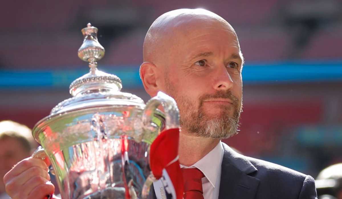 Erik ten Hag dengan trofi Piala FA