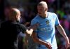 Erling Haaland mendengarkan instruksi dari Pep Guardiola