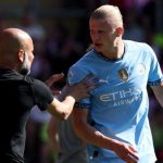 Erling Haaland mendengarkan instruksi dari Pep Guardiola