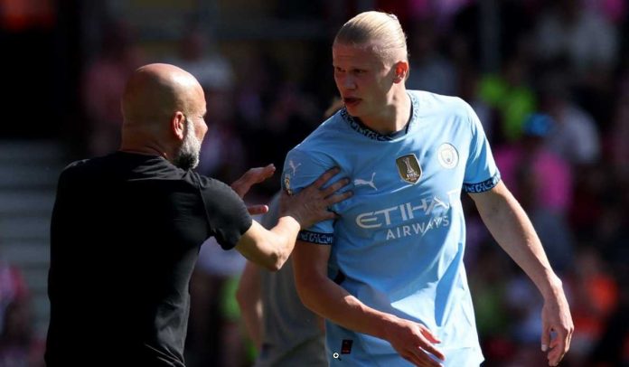 Erling Haaland mendengarkan instruksi dari Pep Guardiola