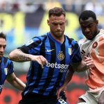 Evan Ndicka berduel dengan Marko Arnautovic di laga Inter Milan vs AS Roma