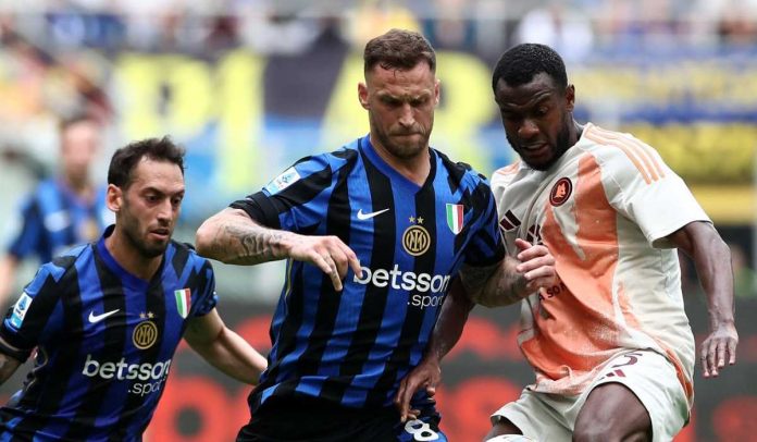 Evan Ndicka berduel dengan Marko Arnautovic di laga Inter Milan vs AS Roma