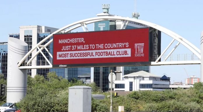 Fans Liverpool ledek Manchester United
