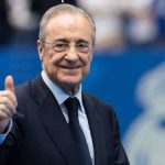 Florentino Perez mengacungkan jempol ke arah kamera