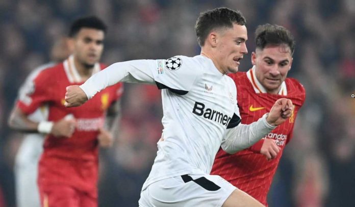 Florian Wirtz berlari membawa bola dan dikawal Alexis Mac Allister