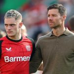 Florian Wirtz dan Xabi Alonso usai laga Bayer Leverkusen vs Augsburg