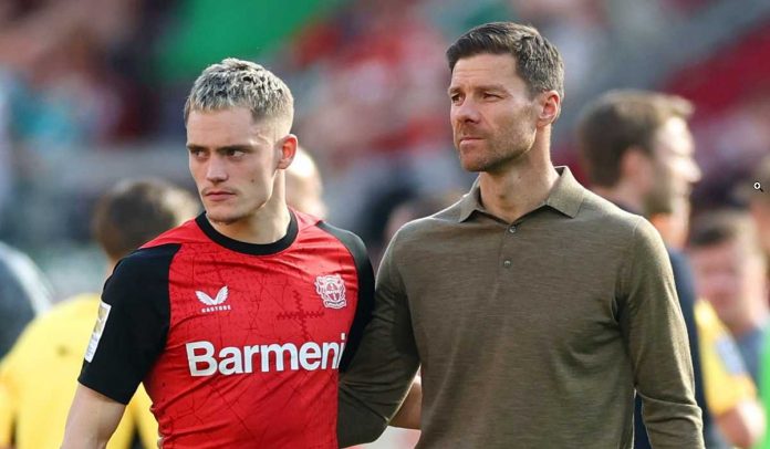 Florian Wirtz dan Xabi Alonso usai laga Bayer Leverkusen vs Augsburg
