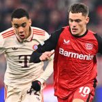 Florian Wirtz menggiring bola dan dibayangi Jamal Musiala