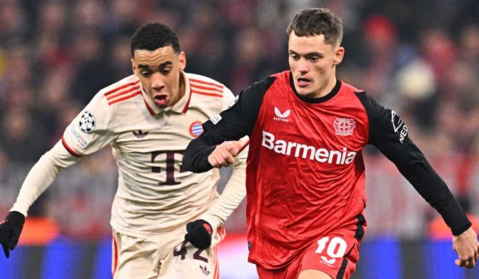 Florian Wirtz menggiring bola dan dibayangi Jamal Musiala