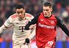 Florian Wirtz menggiring bola dibayangi Jamal Musiala