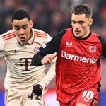 Florian Wirtz menggiring bola dibayangi Jamal Musiala