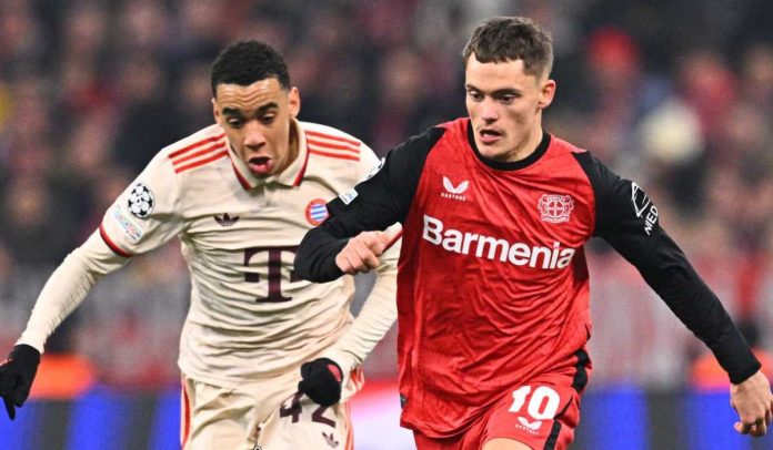 Florian Wirtz menggiring bola dibayangi Jamal Musiala