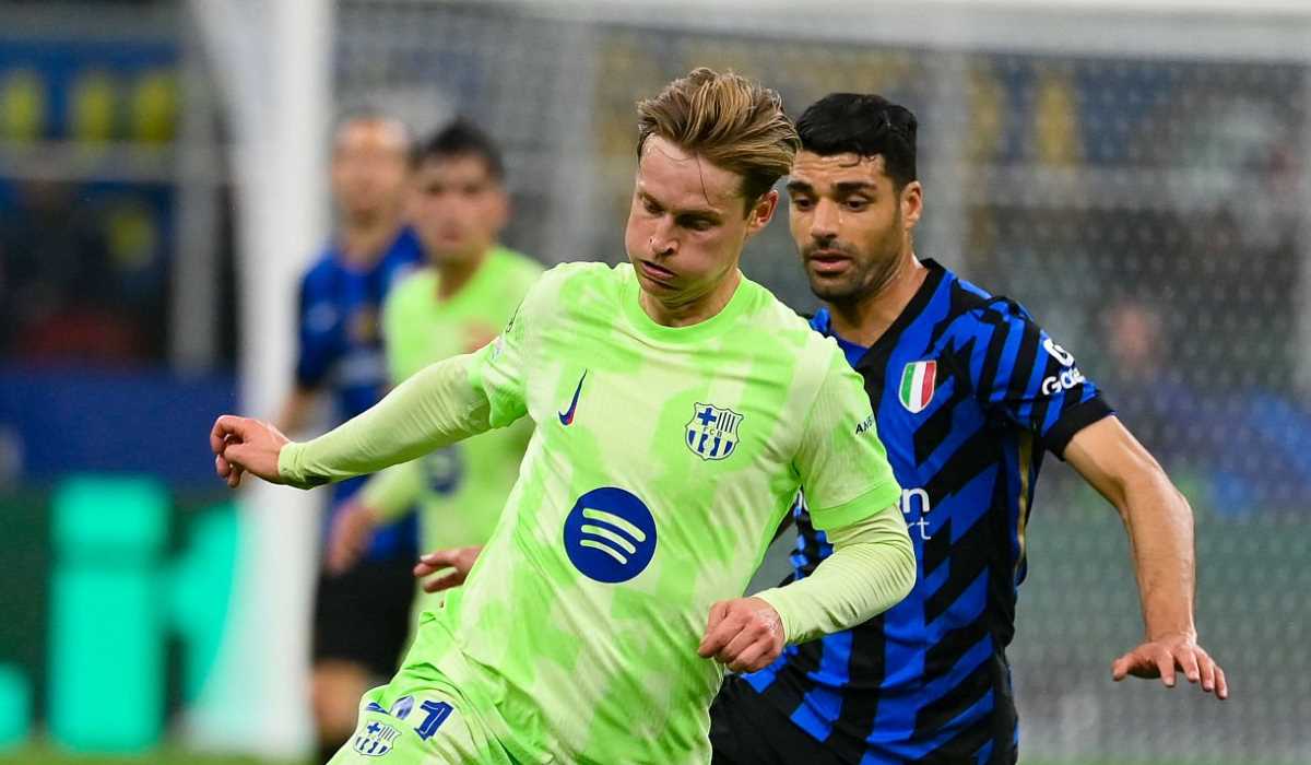 Frenkie de Jong menggiring bola dibayangi Mehdi Taremi
