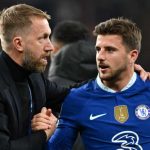 Graham Potter menjabat tangan Mason Mount saat masih di Chelsea