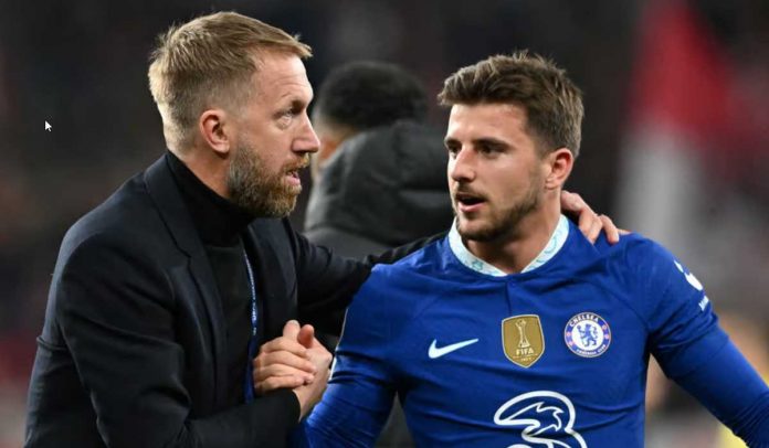 Graham Potter menjabat tangan Mason Mount saat masih di Chelsea