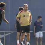 Hansi Flick dalam sesi latihan Barcelona