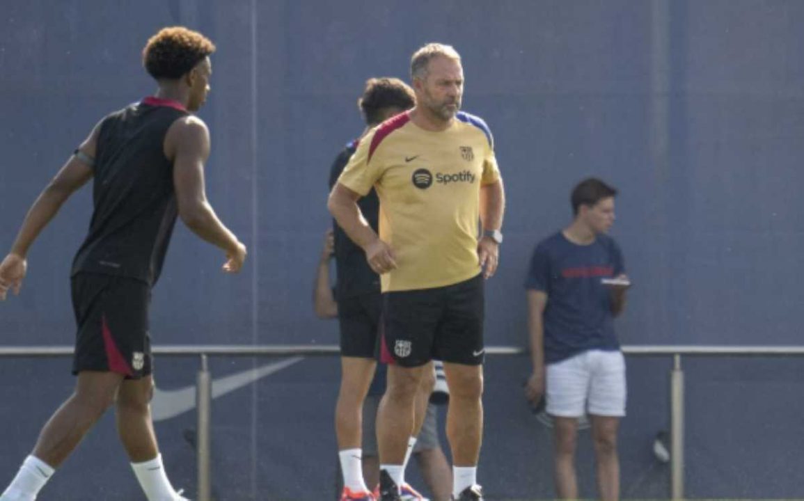 Hansi Flick dalam sesi latihan Barcelona