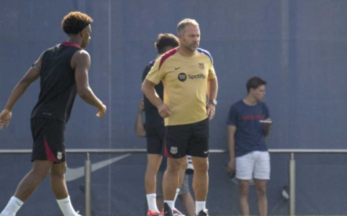 Hansi Flick dalam sesi latihan Barcelona