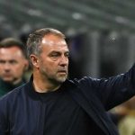 Hansi Flick memberi arahan pemain Barcelona di laga kontra Inter