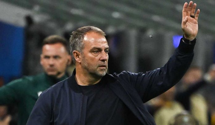 Hansi Flick memberi arahan pemain Barcelona di laga kontra Inter