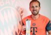 Harry Kane pamerkan trofi Pemain Terbaik Bundesliga Musim Ini