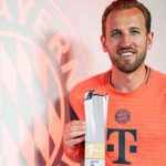 Harry Kane pamerkan trofi Pemain Terbaik Bundesliga Musim Ini
