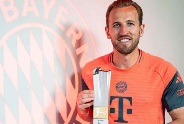 Harry Kane pamerkan trofi Pemain Terbaik Bundesliga Musim Ini