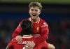 Harvey Elliot merayakan gol bersama Dominik Szoboszlai