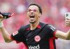 Hugo Ekitike merayakan kemenangan di laga Freiburg v Eintracht Frankfurt