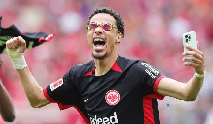 Hugo Ekitike merayakan kemenangan di laga Freiburg v Eintracht Frankfurt