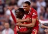 Ibrahima Konate menggendong Trent Alexander-Arnold