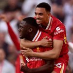 Ibrahima Konate menggendong Trent Alexander-Arnold