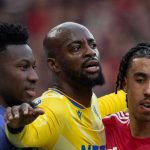 Jean Philippe Mateta dari Crystal Palace dikawal Andre Onana dan Leny Yoro dari Manchester United