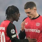 Jeremie Frimpong berbicara dengan Florian Wirtz di laga Bayern Munchen v Bayer Leverkusen