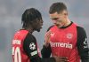 Jeremie Frimpong berbicara dengan Florian Wirtz di laga Bayern Munchen vs Bayer Leverkusen