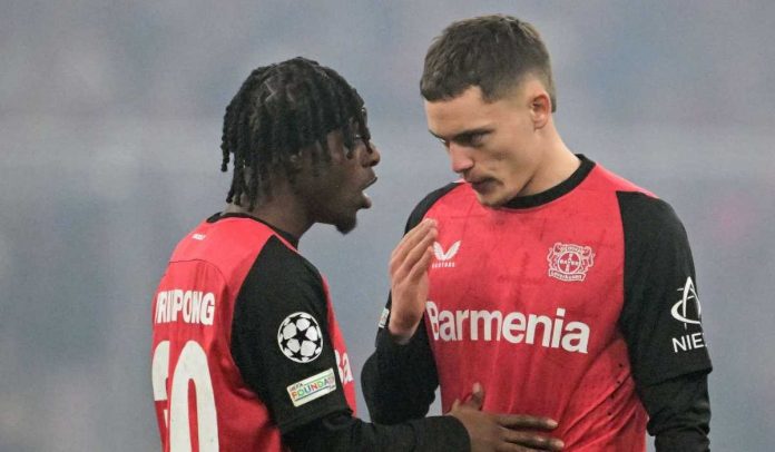 Jeremie Frimpong berbicara dengan Florian Wirtz di laga Bayern Munchen vs Bayer Leverkusen