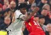 Jeremie Frimpong melewati Alexis Mac Allister di laga Liverpool vs Bayer Leverkusen