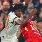 Jeremie Frimpong melewati Alexis Mac Allister di laga Liverpool vs Bayer Leverkusen