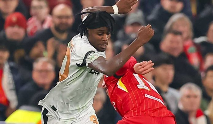 Jeremie Frimpong melewati Alexis Mac Allister di laga Liverpool vs Bayer Leverkusen
